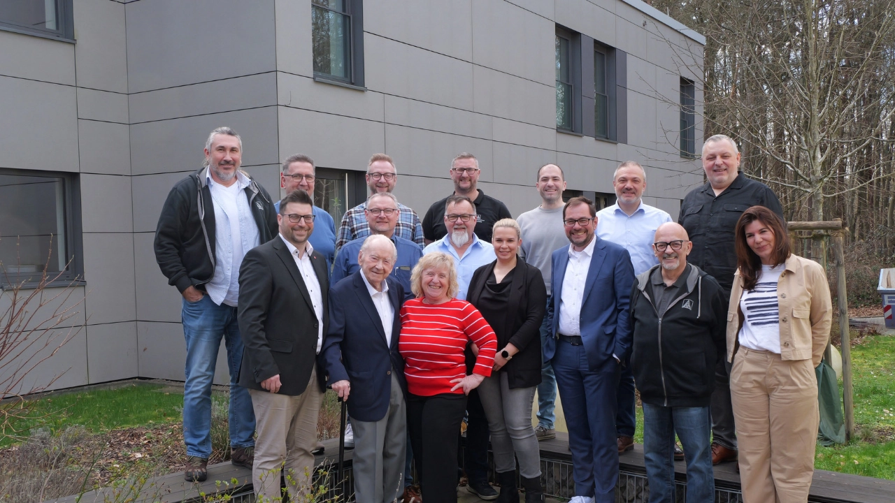 Der Ortsvorstand bei der konstituiernden Delegiertenversammlung am 02.03.2024 v.L.n.R hinten: Ricky Busche, Uwe Deutsch, Patrick Hontzia, Marco Ludwig, Thorsten Koch, Angelo Stagno, Martin Roth<br/>v.L.n.R. vorne: Patrick Selzer, Albrecht Herold (Ehrenbevollmächtigter), Patrick Buchholz, Renate Stolz, Mario Kläs, Katja Kiefer, Thorsten Dellmann, Hans-Peter Jörg, Sandra Dellmann<br/><br/>Es fehlen im Bild: Jürgen Müller