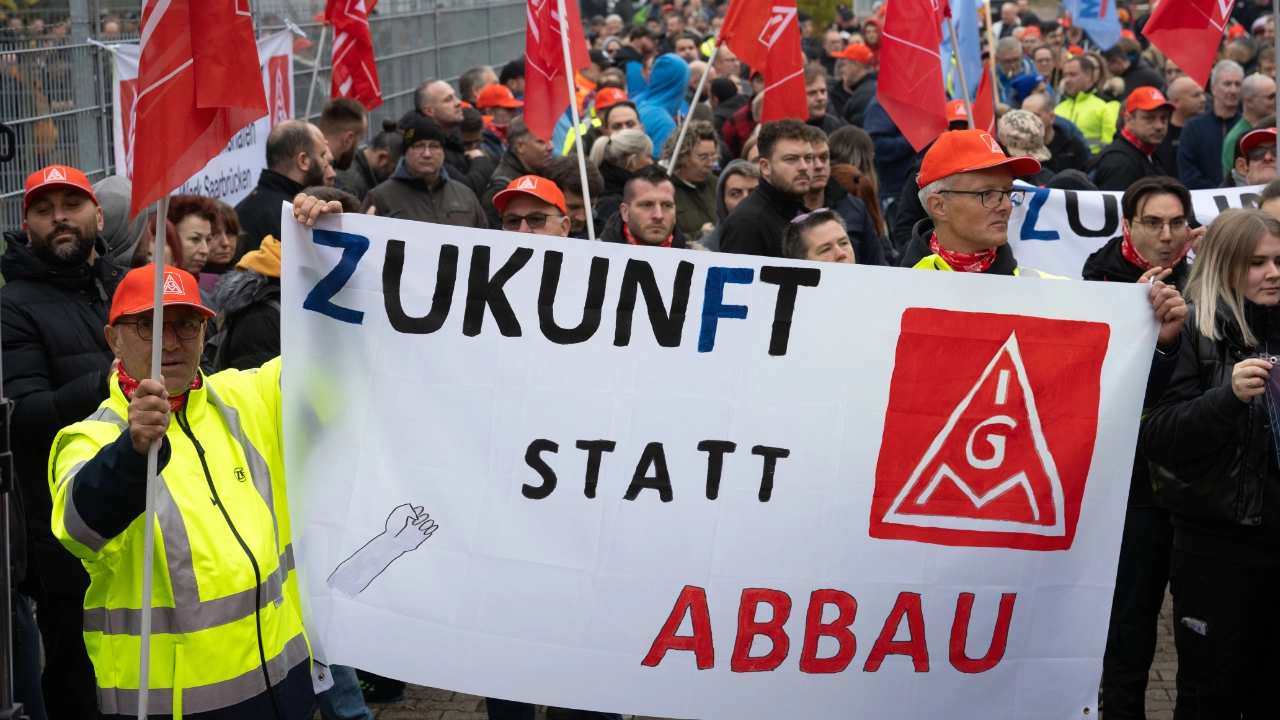 Warnstreik IGMetall Saarbrücken - ZF Friedrichshafen AG<br/>am 08.11.2024 - Arbeitsniederlegung für die Früh- und Tagschicht - Kundgebung